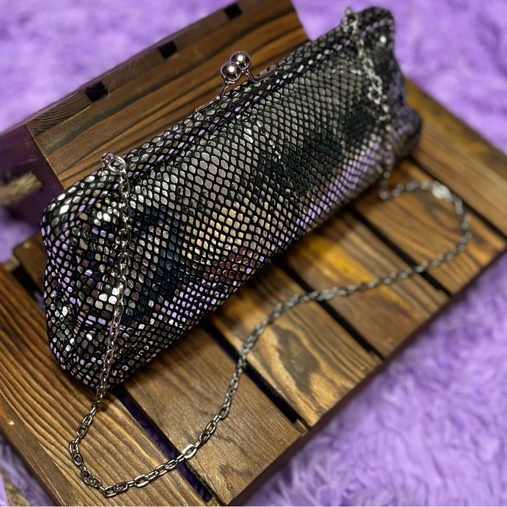 πSOLDπ VINTAGE WILSONS LEATHER Silver Clutch w/Chain - Picture 2 of 11